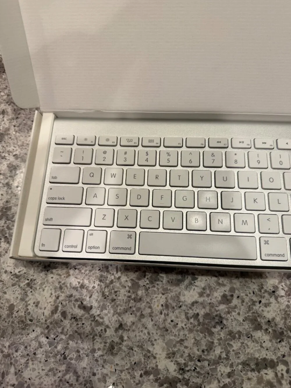 Apple Wireless Keyboard Model A1314 Bluetooth Compact White Aluminum Vintage 200